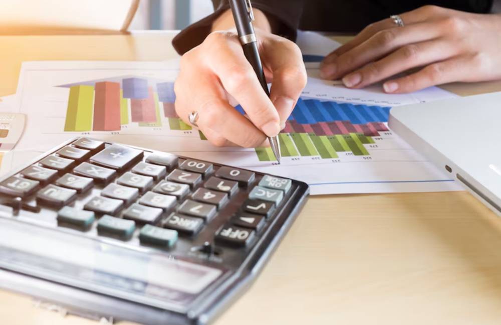 Short-term cash flow forecast simulation tool
