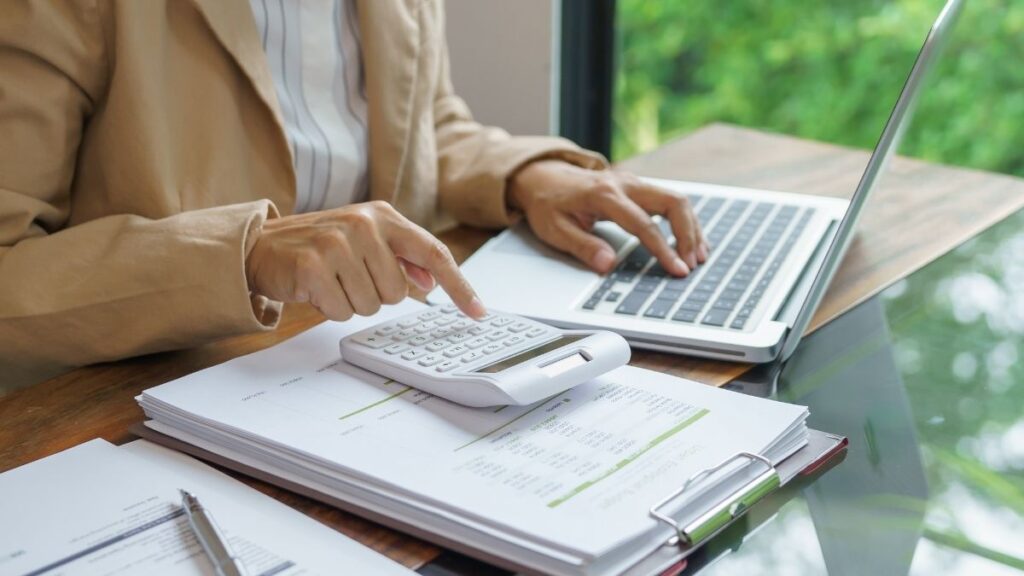 Calculating inventory reorder points for peak season